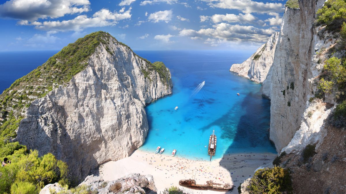 Turquoise bay between white cliffs